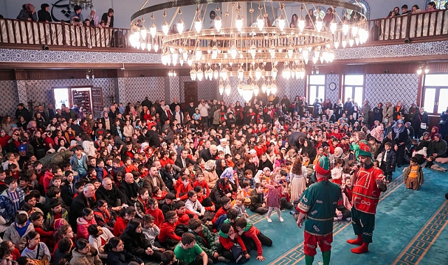 TRABZON'DA CAMİLE ÇOCUKLARLA ŞENLENDİ 