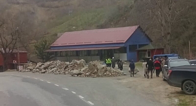 ARAKLI'DA İLGİNÇ YOL KESME OLAYI!