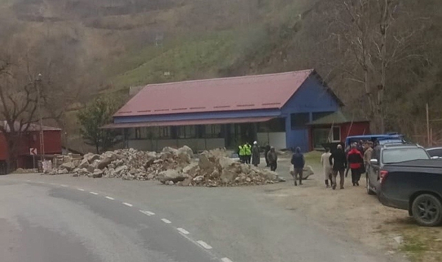 ARAKLI'DA İLGİNÇ YOL KESME OLAYI!