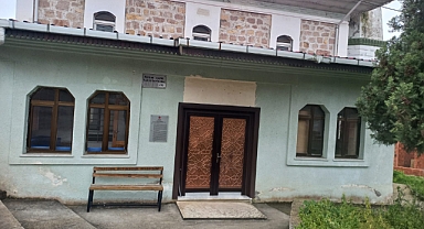 ARSİN'DE FIKRA GİBİ OLAY... CAMİNİN TABELASINI ÇALDILAR! 