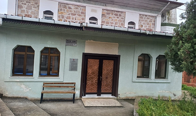 ARSİN'DE FIKRA GİBİ OLAY... CAMİNİN TABELASINI ÇALDILAR!