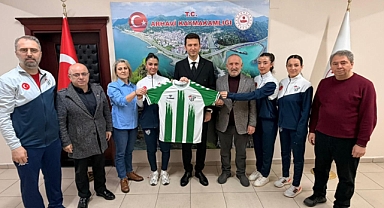ARTVİNSPOR KADIN VOLEYBOL TAKIMINDAN KAYMAKAM ÇİMŞİR'E ZİYARET