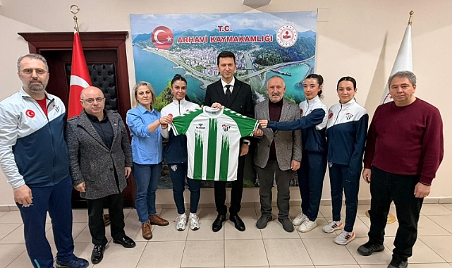 ARTVİNSPOR KADIN VOLEYBOL TAKIMINDAN KAYMAKAM ÇİMŞİR'E ZİYARET