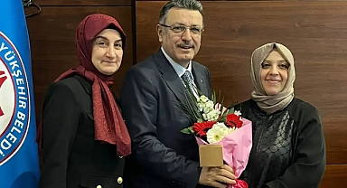 BAŞKAN GENÇ'TEN 8 MART JESTİ... TEK TEK ÇİÇEK TAKDİM ETTİ