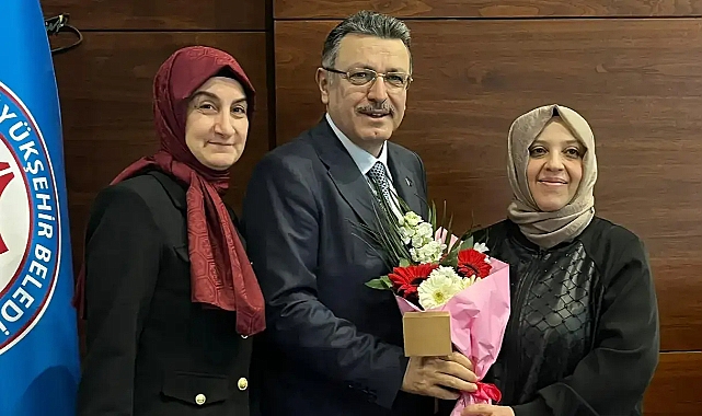 BAŞKAN GENÇ'TEN 8 MART JESTİ... TEK TEK ÇİÇEK TAKDİM ETTİ