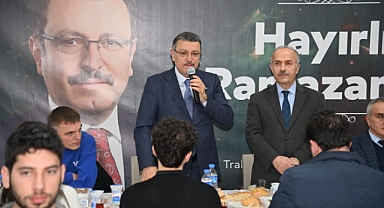 BAŞKAN GENÇ, ÜNİVERSİTE ÖĞRENCİLERİYLE İFTAR YAPTI 