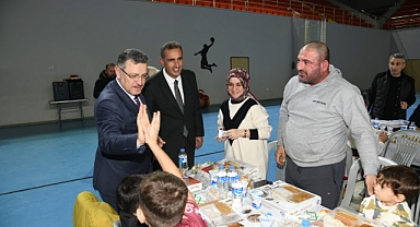 BAŞKAN GENÇ YOMRA'DA GÖNÜL SOFRASINDA VATANDAŞLARLA BULUŞTU