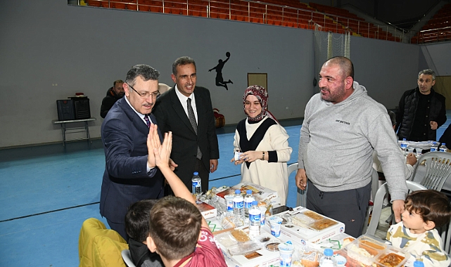 BAŞKAN GENÇ YOMRA'DA GÖNÜL SOFRASINDA VATANDAŞLARLA BULUŞTU