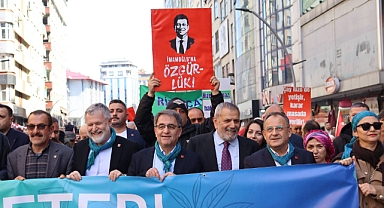 RİZE'DE ÇAY YÜRÜYÜŞÜ, HÜKÜMETE ÇAĞRI: YAŞ ÇAY EN AZ 40 TL OLMALI