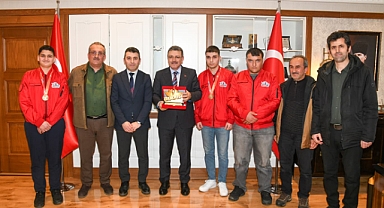 TEKNOFEST ŞAMPİYONLARINDAN BAŞKAN GENÇ’E ZİYARET