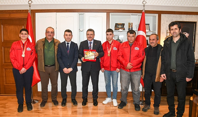 TEKNOFEST ŞAMPİYONLARINDAN BAŞKAN GENÇ’E ZİYARET