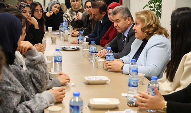 VALİ ERGÜN KIZ ÖĞRECİLERİYLE ORUCUNU AÇTI