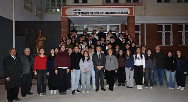 VALİ ERGÜN ÖĞRENCİLERLE İFTAR AÇTI 