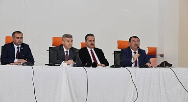 VALİ ERGÜN ŞAVŞAT'TA MUHTARLARI DİNLEDİ 