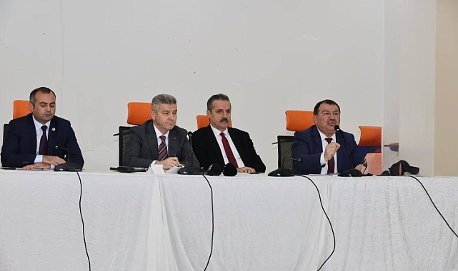 VALİ ERGÜN ŞAVŞAT'TA MUHTARLARI DİNLEDİ