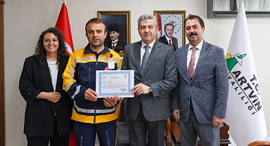 VALİ ERGÜN YILIN SAĞLİK ÇALIŞANLARINI ÖDÜLLENDİRDİ