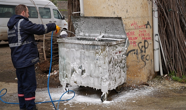 AKÇAABAT'TA ÖRNEK ÇALIŞMA: KONTEYNERLER DEZENFEKTE EDİLİYOR
