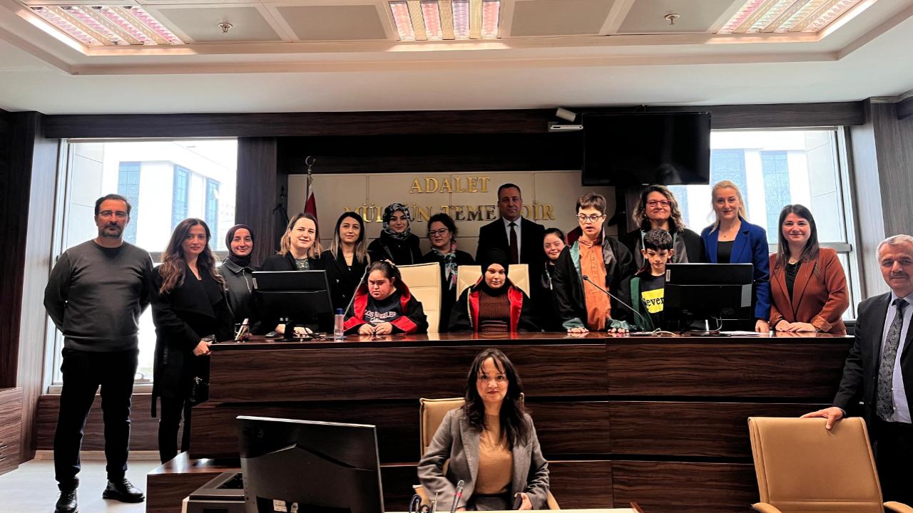 ADLİYEDE TEMSİLİ 23 NİSAN DURUŞMASI