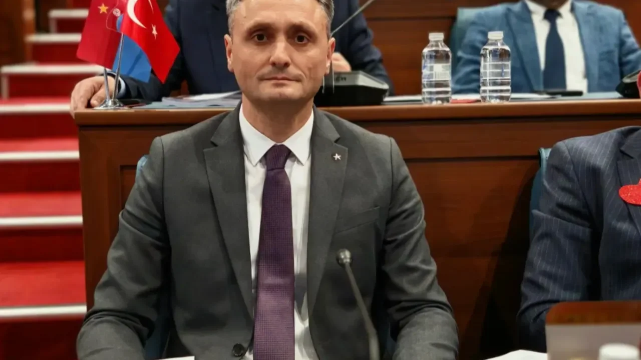 AK PARTİ TRABZON'DA O İSİM GÖREVİNİ DEVRETTİ!