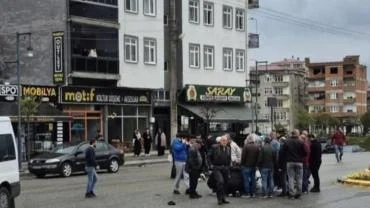 ARAKLI'DA FECİ KAZA: MOTOSİKLET SÜRÜCÜSÜ ARACIN ALTINA GİRDİ!