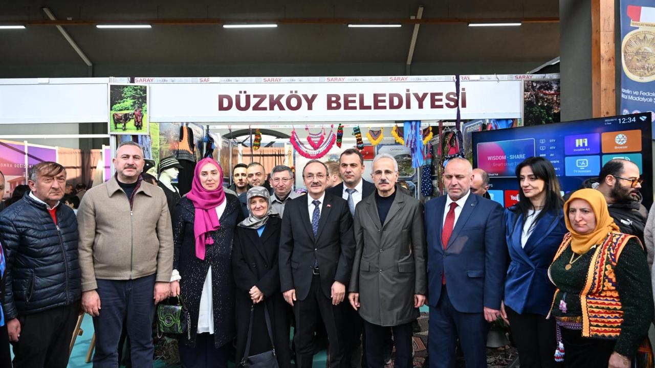 BAKAN URALOĞLU TÜM STANTLARI TEK TEK GEZDİ!