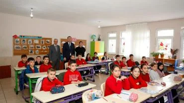 BAŞKAN EKİM'DEN MERSİN'DEKİ OKULA ANLAMLI ZİYARET