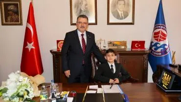 BAŞKAN GENÇ KOLTUĞUNU MİNİK HAMZA'YA DEVRETTİ