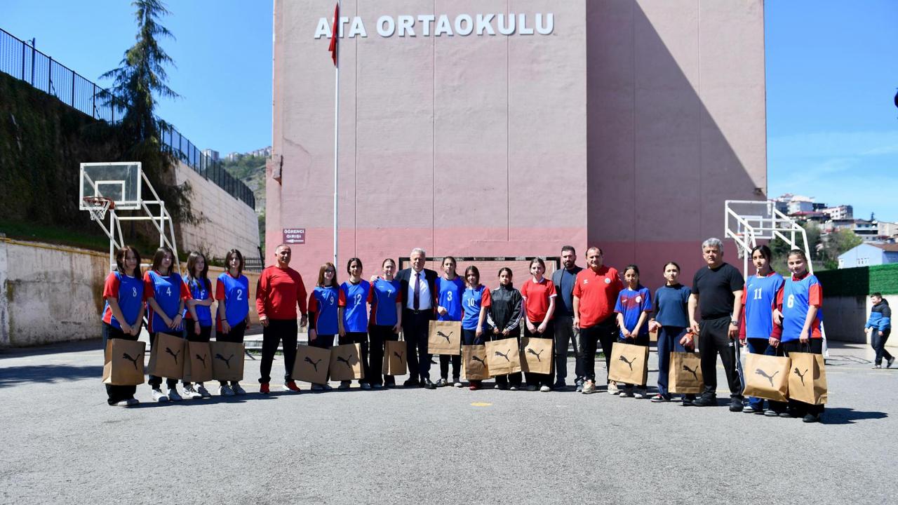 ORTAHİSAR BELEDİYESİ'NDEN ATA ORTAOKULU'NA MALZEME DESTEĞİ