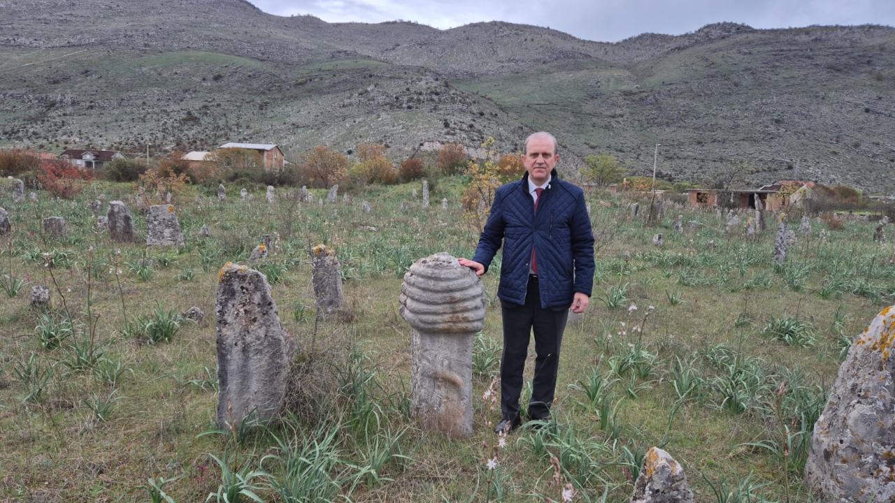 REKTÖR ÇUVALCI KARADAĞ'DA: ŞEHİTLERİMİZİ UNUTMADI