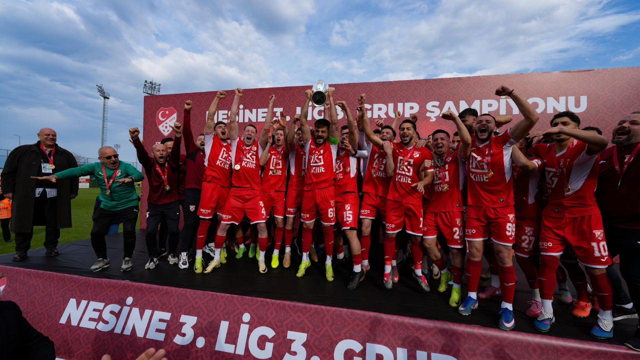 ŞAMPİYON SEBATSPOR KUPASINI KALDIRDI