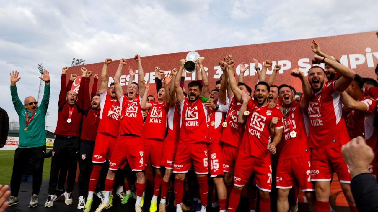 ŞAMPİYON SEBATSPOR KUPASINI KALDIRDI