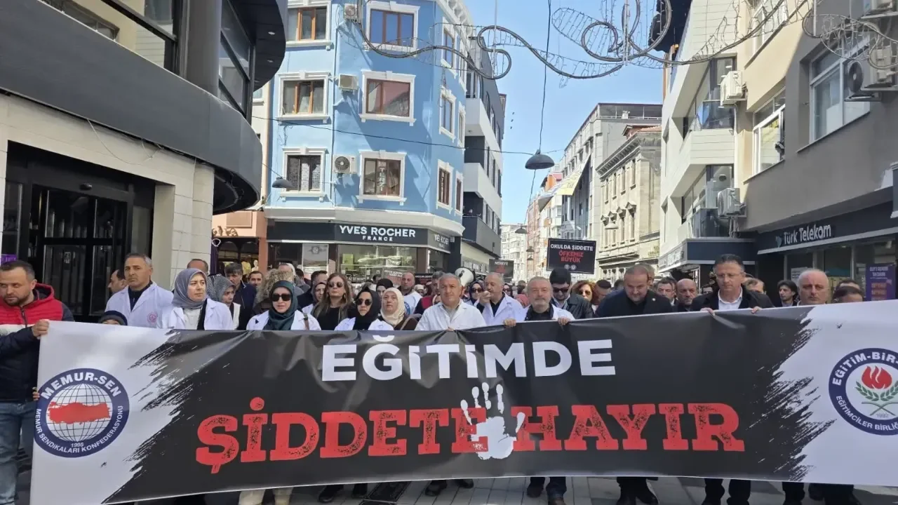 TRABZON'DA EĞİTİMCİLER SOKAKLARA DÖKÜLDÜ: ARTIK YETER!