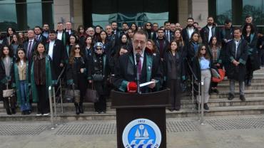 TRABZON'DA HUKUKÇULARDAN SERT TEPKİ: SAVUNMANIN KATLEDİLMESİNE ALIŞMAYACAĞIZ!