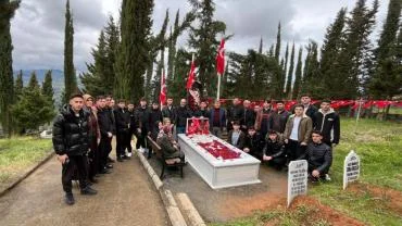 TÜGŞAV ŞEHİDİMİZİ UNUTMADI: BİR ÖLÜR, BİN DİRİLİRİZ