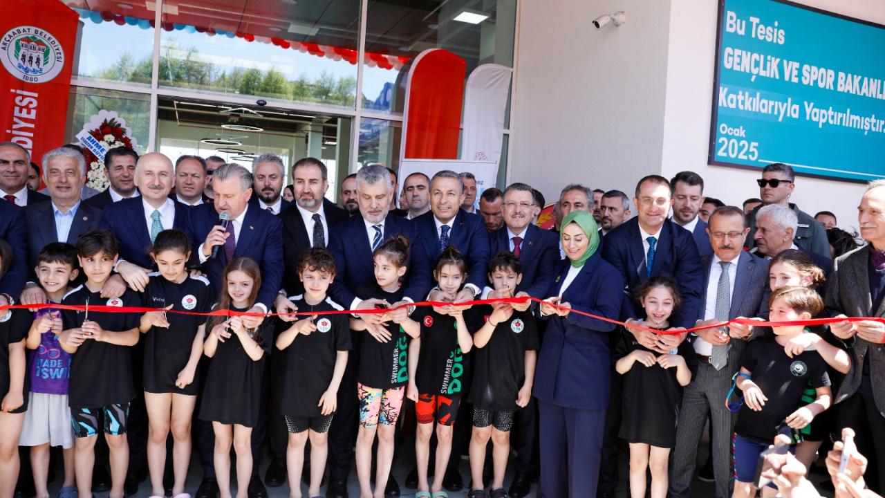 AKÇAABAT’A BİR BÜYÜK ESER DAHA: YARI OLİMPİK YÜZME HAVUZU HİZMETTE