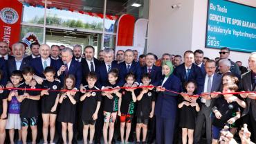 AKÇAABAT’A BİR BÜYÜK ESER DAHA: YARI OLİMPİK YÜZME HAVUZU HİZMETTE