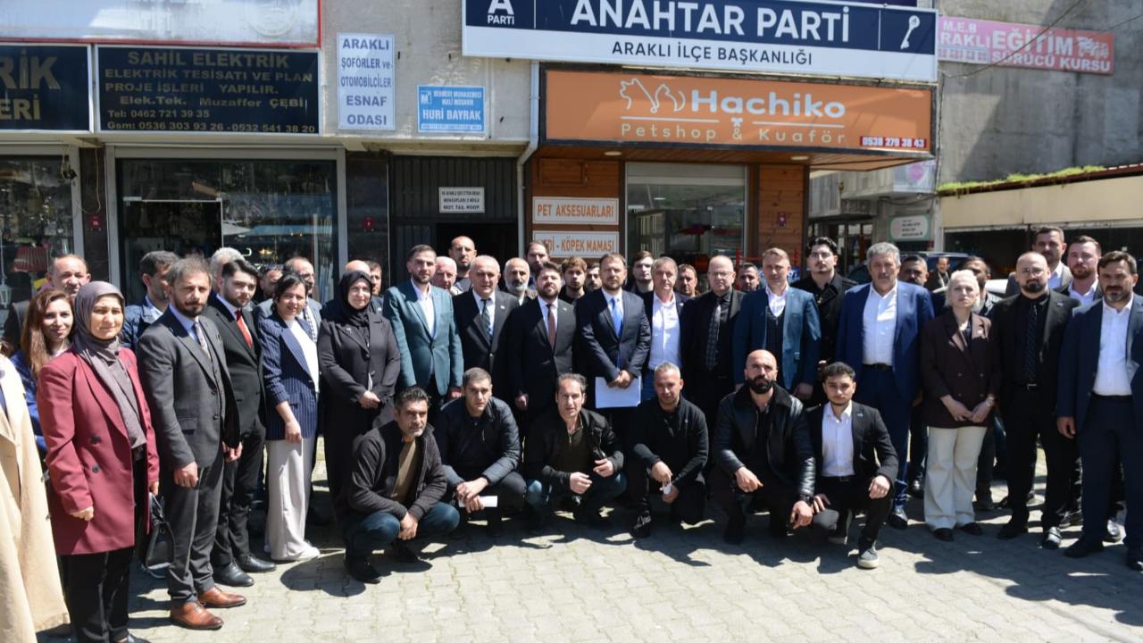 ANAHTAR PARTİ GÜÇLENİYOR... ARAKLI'DA 41 MAHALLE BAŞKANI ATANDI