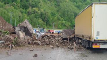 ARHAVİ-HOPA-SARP KARAYOLUNDA KORKUTAN HEYELAN!