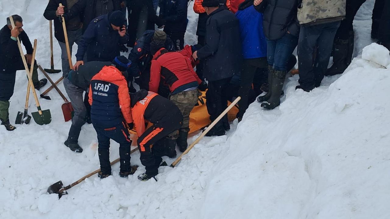 BÖLGEMİZDE FLAŞ GELİŞME: ÇIĞ ALTINDA KALAN ÇOBANIN CANSIZ BEDENİ BULUNDU