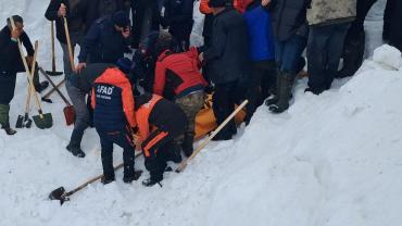 BÖLGEMİZDE FLAŞ GELİŞME: ÇIĞ ALTINDA KALAN ÇOBANIN CANSIZ BEDENİ BULUNDU