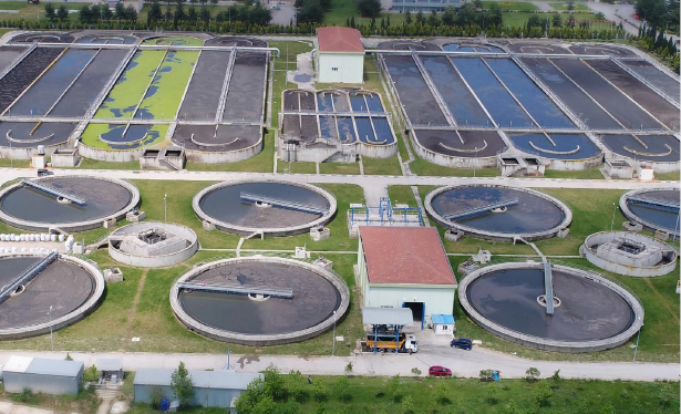 MALKOÇOĞLU'NDAN ARAKLI BELEDİYESİ'NE SERT SÖZLER: PEMBE TABLO ÇİZİYORLAR, İLÇENİN 5 YILI KAYIP!