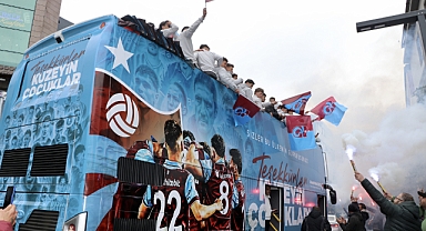 BORDO-MAVİLİ TARAFTARLAR U19 TAKIMINI BAĞRINA BASTI 